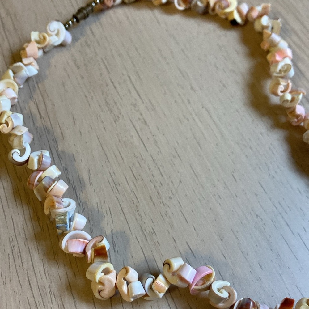 2 Shell Necklaces - Picture 5 of 11